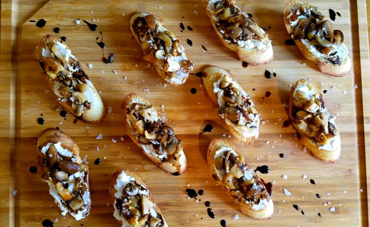 Crostini funghi e stracchino, la ricetta di Cotto e Mangiato