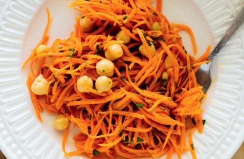 L’insalata light di ceci e carote con la ricetta facile e veloce
