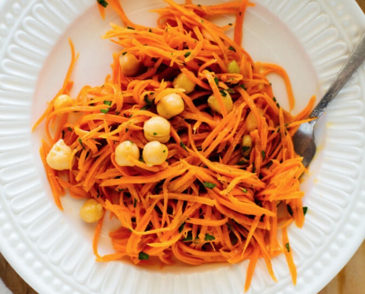 L&#8217;insalata light di ceci e carote con la ricetta facile e veloce