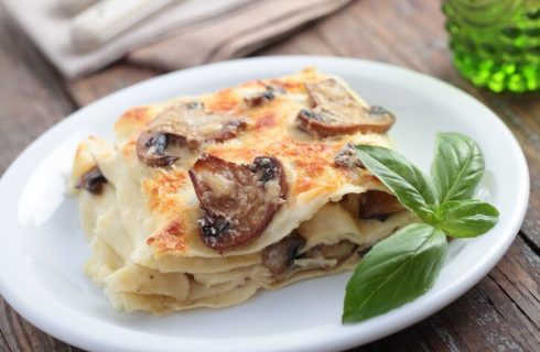 Lasagne con salsiccia provola e funghi, la ricetta della Prova del Cuoco