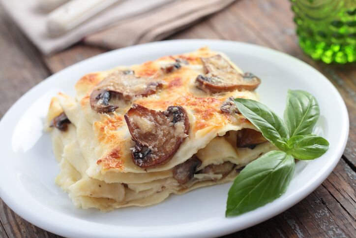Lasagne con salsiccia provola e funghi, la ricetta della Prova del Cuoco