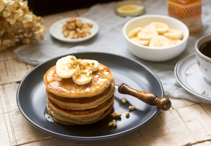 La ricetta dei pancake proteici avena e banana per la colazione