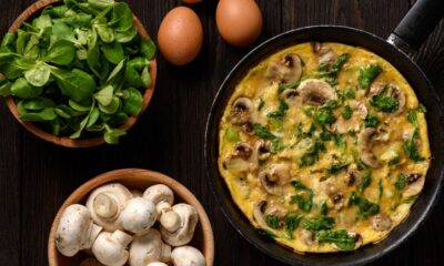 Pizza di frittata con funghi e mozzarella: la ricetta di Cotto e Mangiato