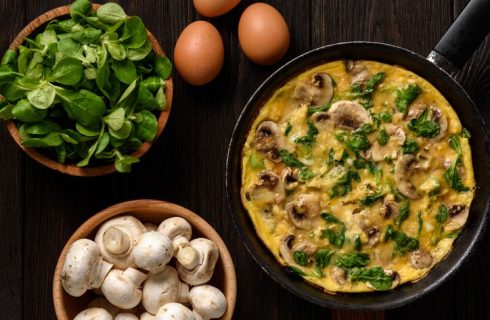 Pizza di frittata con funghi e mozzarella: la ricetta di Cotto e Mangiato