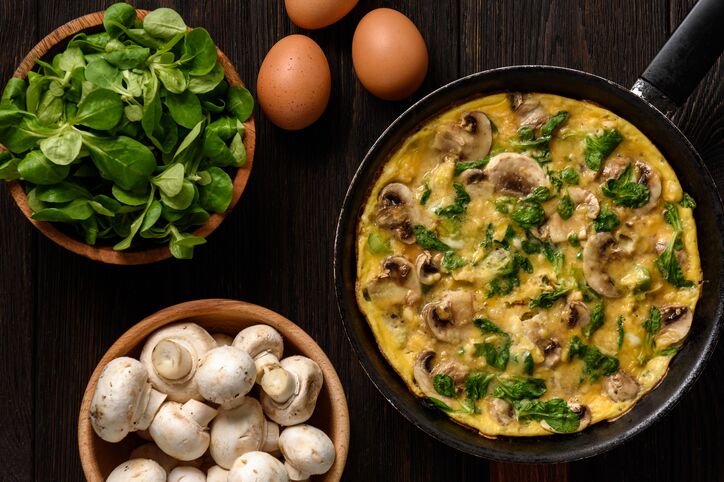 Pizza di frittata con funghi e mozzarella: la ricetta di Cotto e Mangiato