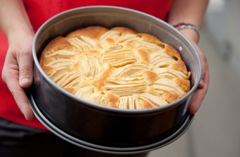 Festa dei nonni, la torta di mele della nonna per ricordarla