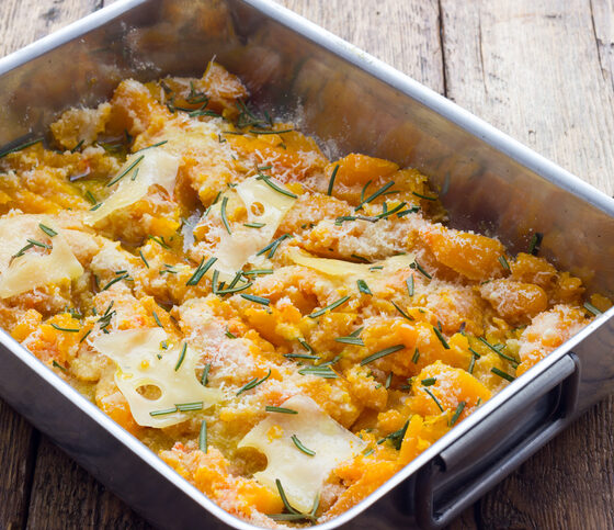 Zucca al forno con formaggio filante, la ricetta sfiziosa