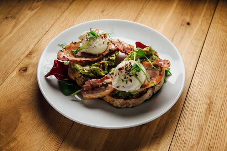 La bruschetta con uovo avocado e prosciutto di Cotto e Mangiato