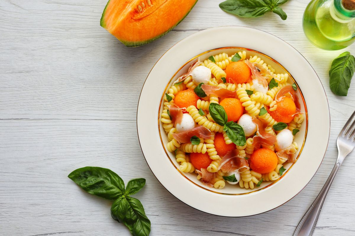 Insalata di pasta fredda con frutta estiva