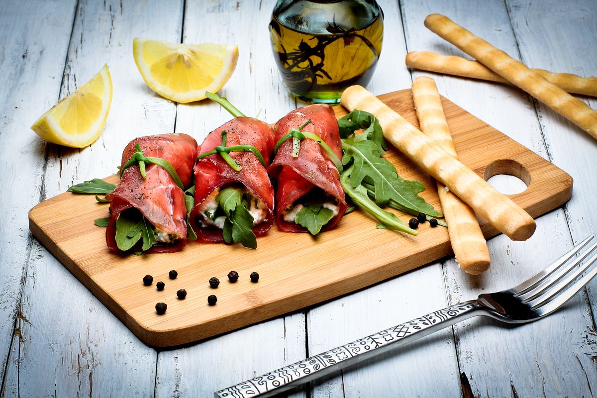 Involtini di bresaola con robiola o formaggio: l’antipasto facile e veloce