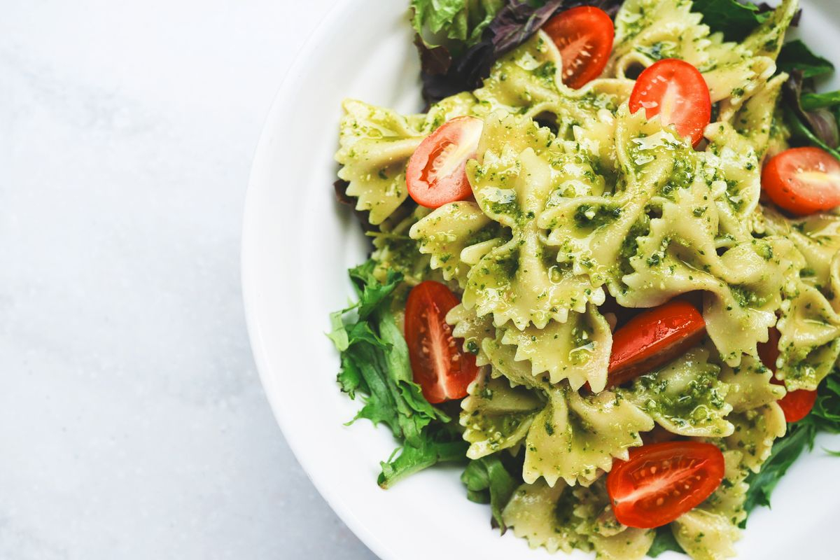 Insalata di pasta fredda con pesto e pomodorini