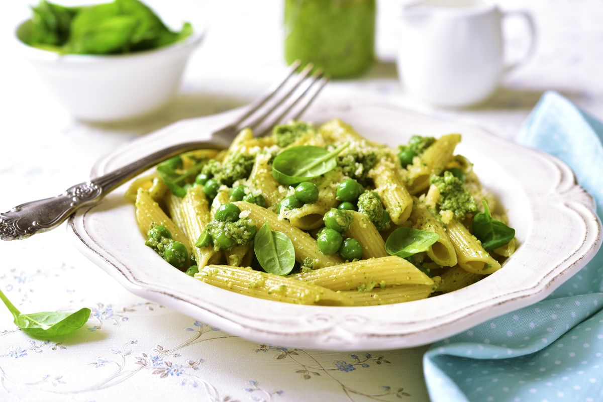 Pasta al profumo di limone con prosciutto e piselli