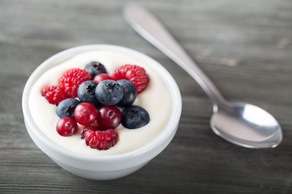 Quadratini di gelato con Yogurt e frutti di bosco