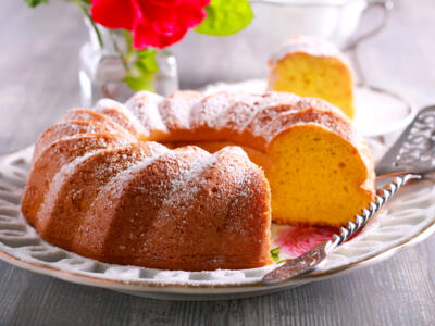 Ciambellone con pesche, albicocche e amaretti: la ricetta di Sara Brancaccio