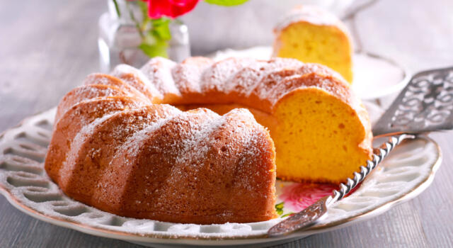 Ciambellone con pesche, albicocche e amaretti: la ricetta di Sara Brancaccio