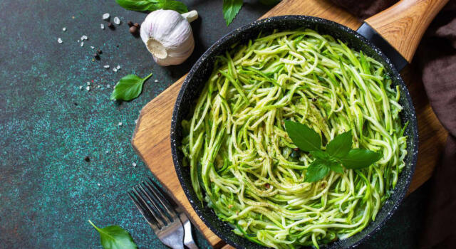 Spaghetti di zucchini con avocado al profumo di limone