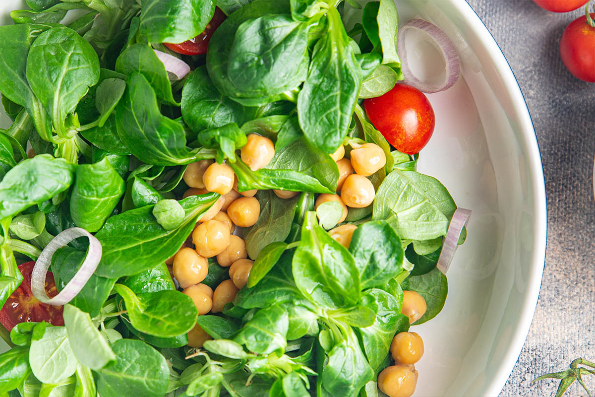 Insalata di legumi estiva con tonno e pomodorini