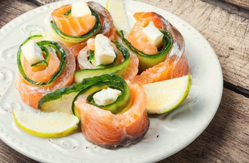 Involtini di cetrioli, formaggio e salmone