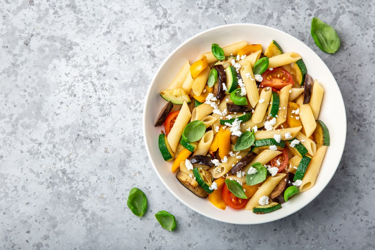 Pasta con melanzane, zucchine e fiori di zucca