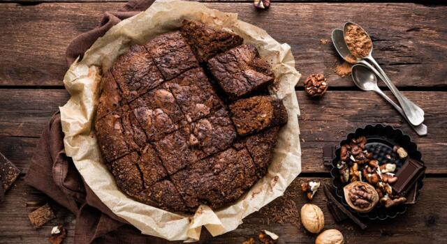 Torta cioccolato e noci, la ricetta facile e veloce