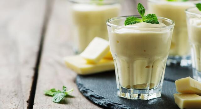 Mousse di cioccolato bianco con inserto di lamponi