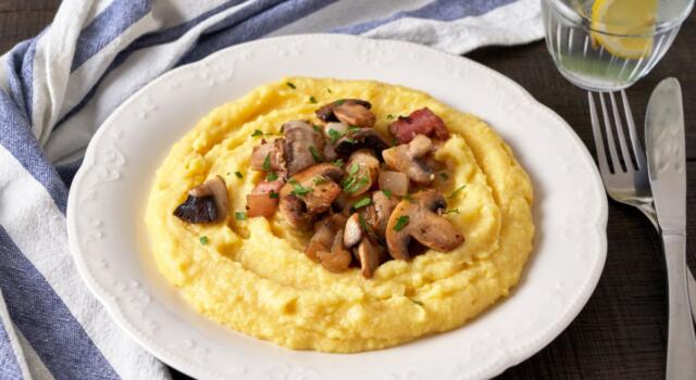 Polenta con funghi porcini: il piatto unico facile da preparare