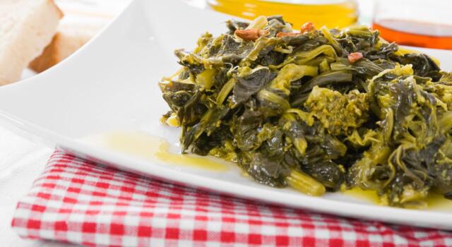 Cime di rapa e patate in padella, il contorno veloce