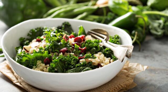 Quinoa con funghi e cavolo verza, un piatto unico leggero