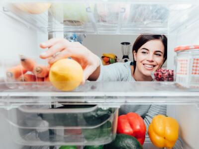 Cattivi odori nel frigorifero: 5 trucchi per mantenerlo profumato