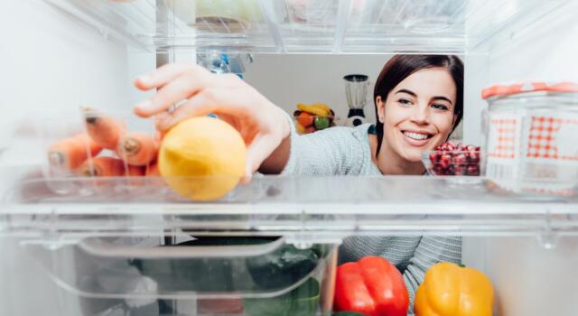 Cattivi odori nel frigorifero: 5 trucchi per mantenerlo profumato