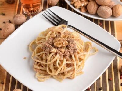 Spaghetti integrali con tofu e noci, il primo piatto vegan