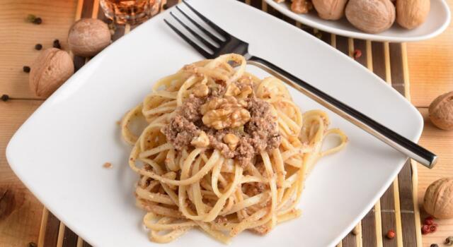 Spaghetti integrali con tofu e noci, il primo piatto vegan