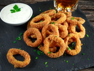 Cipolle fritte in pastella di birra per l’aperitivo