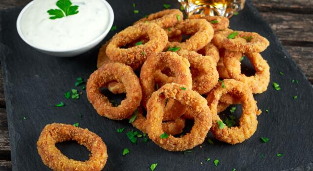 Cipolle fritte in pastella di birra per l&#8217;aperitivo