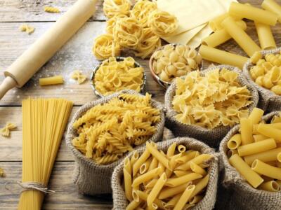 Rigatoni con tonno, melanzane e pomodorini