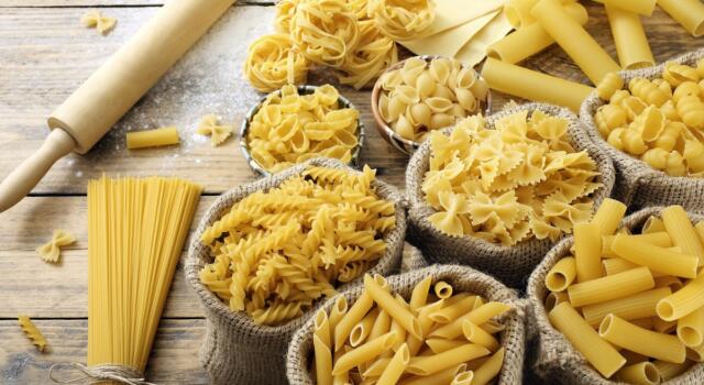 Rigatoni con tonno, melanzane e pomodorini