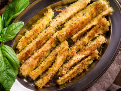 Bastoncini croccanti di zucchine in friggitrice ad aria