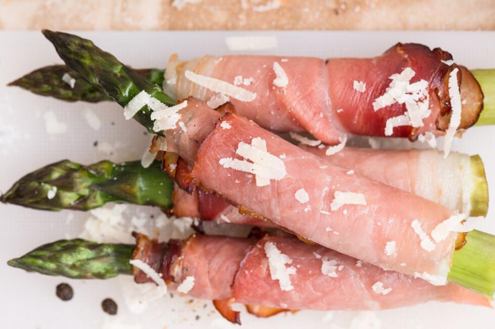 Asparagi al forno con prosciutto e mozzarella: