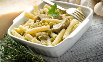 Pasta al forno carciofi e piselli