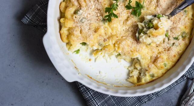 La pasta patate e piselli al forno con la ricetta veloce