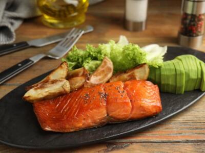 Salmone (con contorno di patate) in friggitrice ad aria