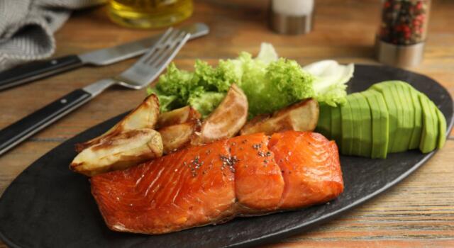 Salmone (con contorno di patate) in friggitrice ad aria