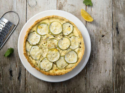 La ricetta della torta salata con zucchine e stracchino