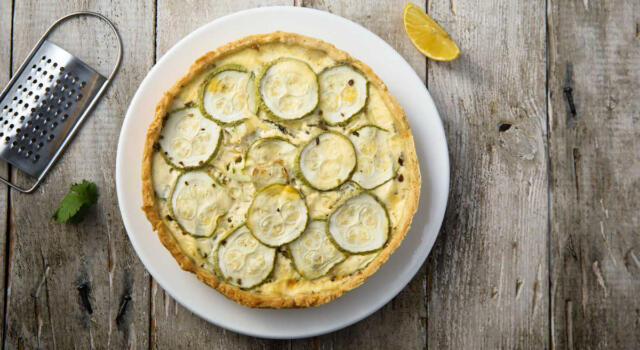 La ricetta della torta salata con zucchine e stracchino