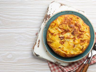 Ricca, saporita e facile da personalizzare. Stiamo parlando della frittata di patate al forno