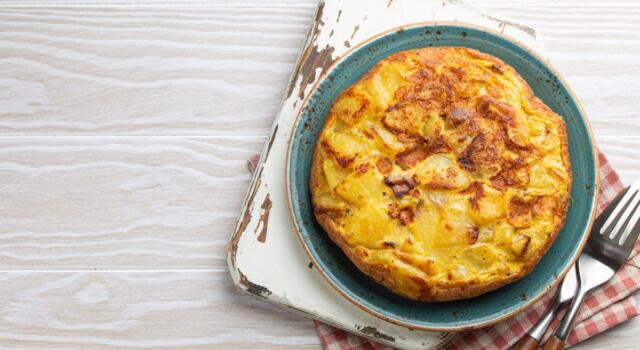 Ricca, saporita e facile da personalizzare. Stiamo parlando della frittata di patate al forno