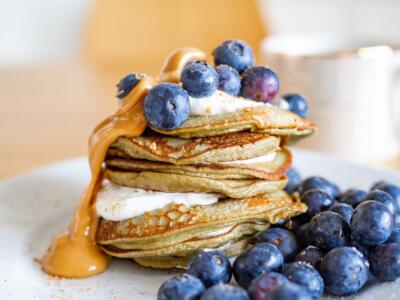 Pancake proteici con albumi e yogurt greco, la ricetta light