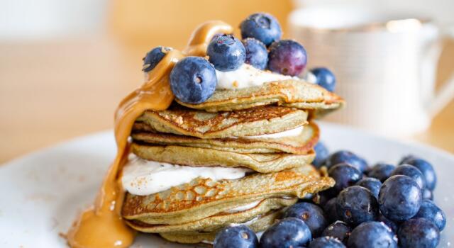 Pancake proteici con albumi e yogurt greco, la ricetta light