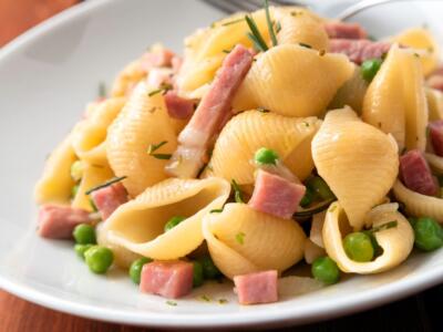 Pasta piselli e prosciutto: meglio con o senza panna?