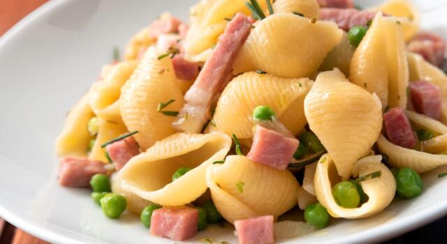 Pasta piselli e prosciutto: meglio con o senza panna?